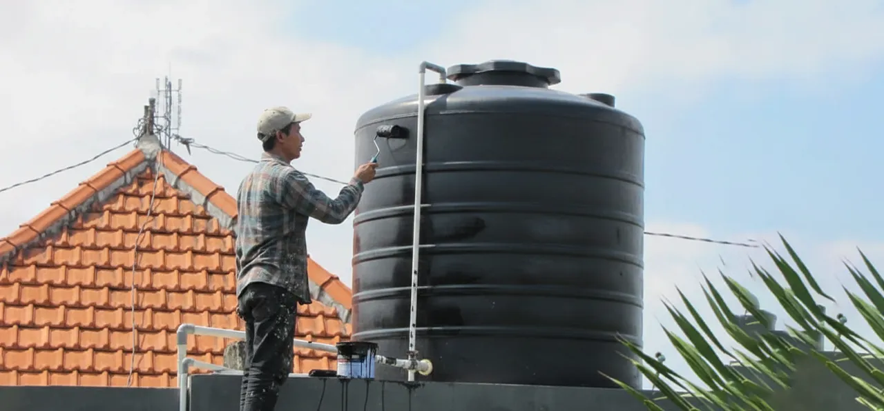 Mitos atau Fakta: Cat Toren Air Warna Hitam bisa Cegah Lumut?