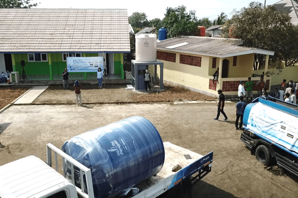 Krisis air bersi di Muara Gembong, Penguin Indonesia donasikan dua tangki air.