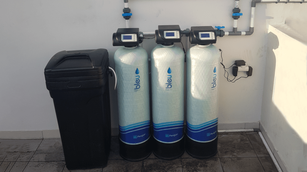 Memasang filter air BLEU Penguin dapat menjaga kualitas air bersih saat musim hujan.
