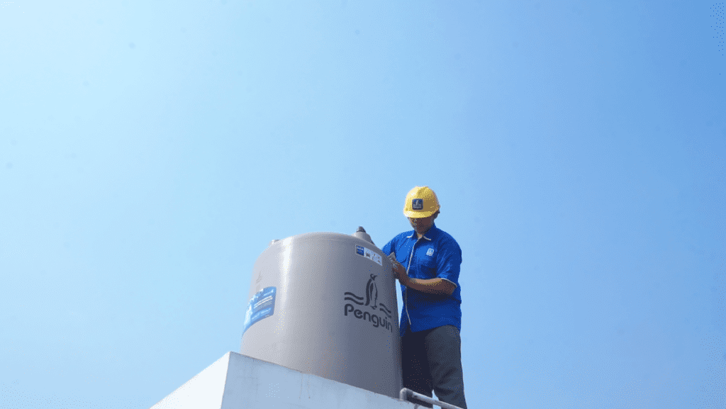 Cara merawat tangki air dengan melakukan pengecekan secara berkala.
