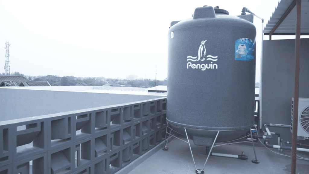 Cara merawat tangki dengan tambahan kaki penopang berbahan besi atau stainless steel antikorosi yang kuat, stabil.