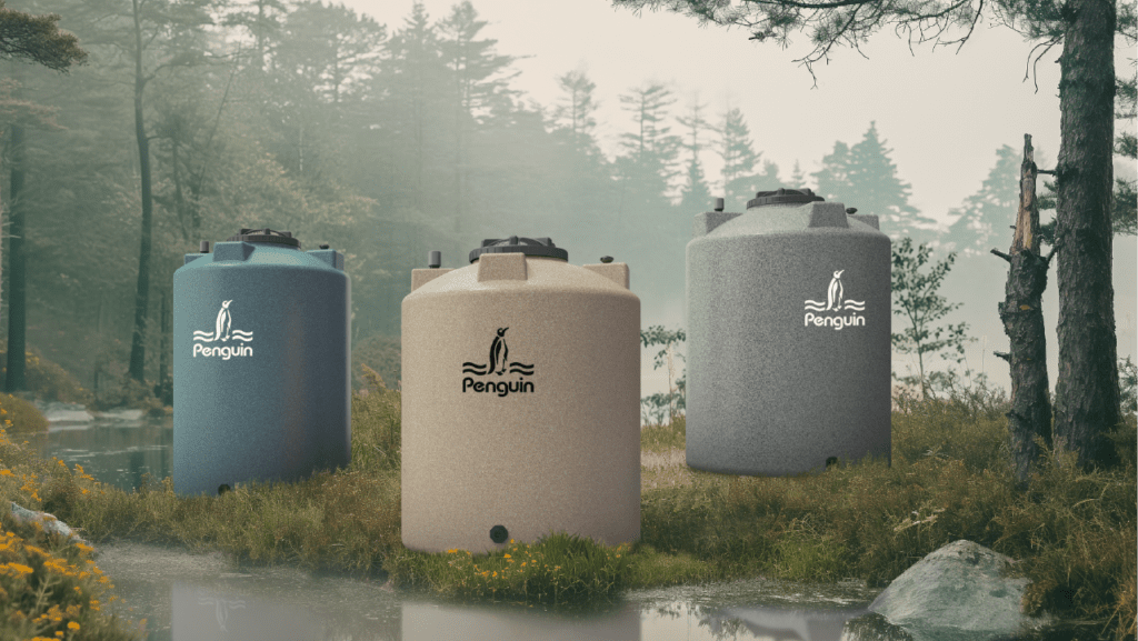 Tangki atau toren dan tandon air Penguin bebas lumut.