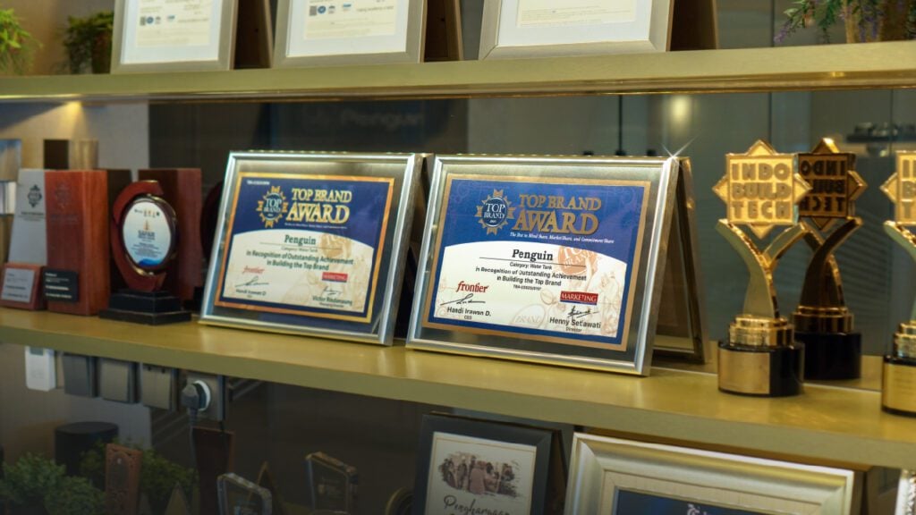Penguin raih penghargaan Top Brand Award 2025 kategori Tangki Air.