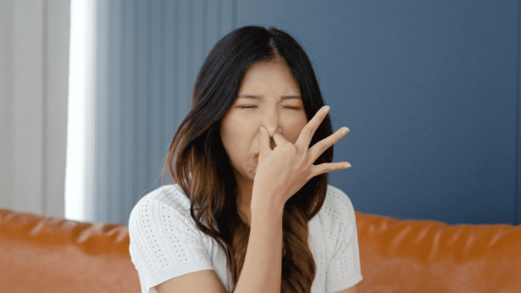 Buang air kecil di lantai kamar mandi